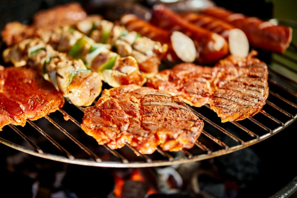 Co robić, by tłuszcz z grillowanego mięsa nie kapał bezpośrednio na węgiel?